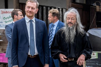 Bürgermeister Wolfram Liebing führte Michael Kretschmer vor der Veranstaltung kurz durch das Schlossareal, zeigte ihm auch das Erlebnisgasthaus „Zum Grenadier“.