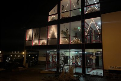 Die Giebelseite der Thumer Grundschule mit dem Eingangsbereich ist ebenfalls festlich geschmückt.