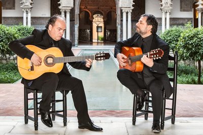 Das Antonio Andrade Dúo ist am Sonntagabend im Kulturzentrum St. Barbara Lichtentanne zu erleben.