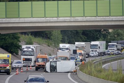 Der Transporter lag quer auf der Straße. Die Autobahn musste deshalb in Richtung Hof voll gesperrt werden.