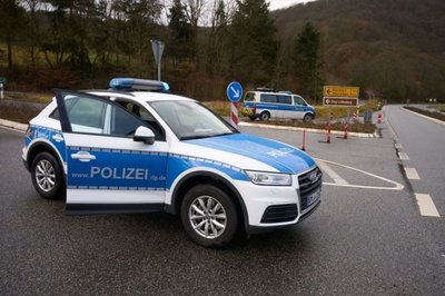 Die Polizei fahndet nach den Tätern, die eine Polizistin und einen Polizisten erschossen haben sollen.