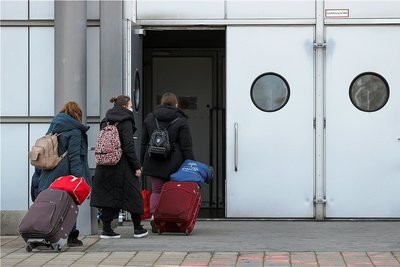  Aus der Ukraine geflüchtete Menschen gehen in die Erstaufnahmeeinrichtung auf der Leipziger Messe. 