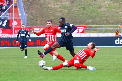 Zwickaus Jan Löhmannsröben klärt in dieser Szene die Kugel vor dem Elversberger Jean Koffi (M.), dahinter: Yannik Möker vom FSV.