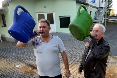 Uwe Ebert (links) und Horst Schädlich demonstrieren vor dem Sportlerheim, wie Hirsche rufen.