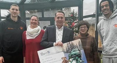 Oben: Jonas Richter, Kathleen Theiling, Helmut Heyne, Inge Oehme und Kevin Yebo (v.l.) trafen sich zur Bescherung. Links: Dirk Glowka und Axel Brückom (v.l.) formten Räucherkerzchen. Mitte: Markus Matthias Brückner (links) überraschte Radio T-Macher und Musik-X-Vertreter. Rechts: Stephan Geupel, Alexander Dierks, Sebastian Schmidt und Dana Huber (v.l.) ermöglichen Aufklärung zu gesunder Ernährung.