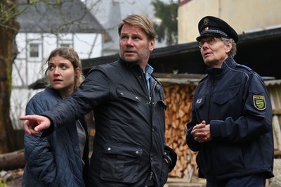 Polizeihauptmeister Wagner (Thomas Bading, rechts) zeigt den Kommissaren Robert Winkler (Kai Scheve) und Karina Szabo (Lara Mandoki), wo der Schwager der vermissten Mia wohnt.