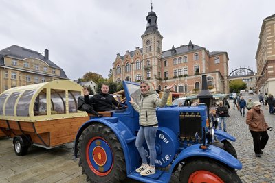 Bei der TraktorenpParade – im Bild Christian Kunz  und Victoria Walther aus Oelsnitz mit einem Lanz, Baujahr 1941.