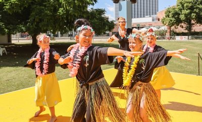 Donnerstags ist Hula-Tanz-Zeit beim Parksommer. Mit Ausnahme des Auftakttages laden ab 17 Uhr die Hula Kids mit ihrer Lehrerin Nancy Tschirch von der Tanzoase Chemnitz zum Tanz in den Stadthallenpark. 