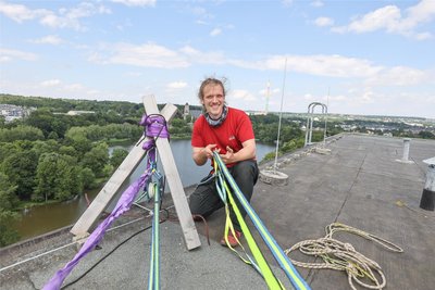 Mehr als 600 Meter Slackline werden einmal quer über den Schloßteich gespannt. Jens Decke von den Konnektonauten war beim Spannen dabei. Vom GGG-Hochhaus bis zur Schloßkirche reicht die Highline.