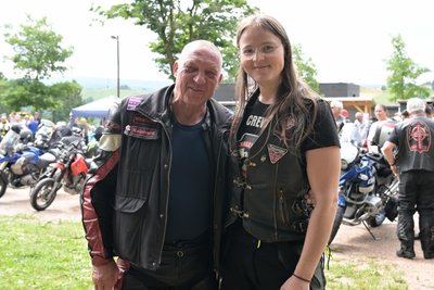 Organisator Reinhard Richter und Theresa Thierfelder, die als Pastorin die Predigt gehalten hat.