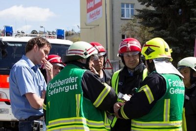 Einsatzkräfte am Mittwoch vor dem Stadtbad in Plauen. Alle Badegäste mussten nach einer Havarie das Gebäude verlassen.