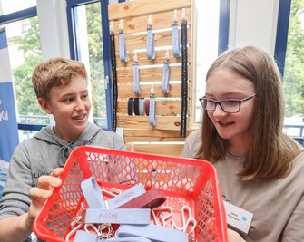 Felix Johne und Laura Sand aus Dresden präsentierten ihre Schülerfirma, mit der sie bestickte Schlüsselanhänger vertreiben. 