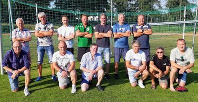 35 Jahre später haben sich auf dem nachgestellten Teamfoto drei Lücken aufgetan. Neben dem vor einem halben Jahr verstorbenen Spielertrainer Joachim Weigelt fehlen Frank Hofmann und Marian Sommerfeld. Der Rest hat seine Position von einst eingenommen.