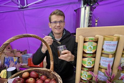 Beim Bauernmarkt vertreten war auch der Imkerverein Stollberg – im Bild Guido Zappel.