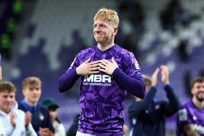 Siegtorschütze Erik Weinhauer wurde von den Fans mit Sprechchören gefeiert.
