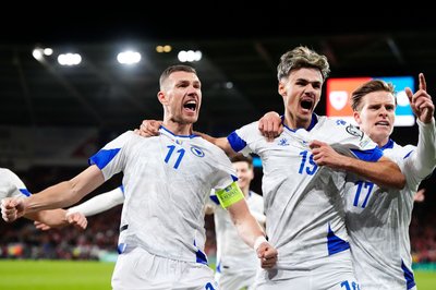 Kapitän Dzeko (l) führt das Team an. (Archivbild)