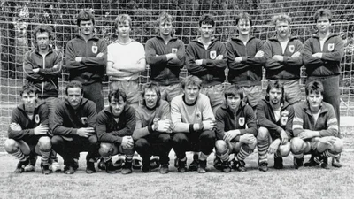 Die Oelsnitzer Fortschritt-Fußballer in der Saison 1987/88. Hinten von links Mannschaftsleiter Rainer Petzold, Peter Kaiser, Michael Strecker, Uwe Warmbier, Jürgen Schmidt, Bernd Rentsch, Frank Warmbier und Marian Sommerfeld; vorn von links Mario Dietz, Joachim Weigelt, Frank Buschner, Matthias Renz, Frank Hofmann, Frank Linke, Thomas Tischer und Lutz Hieronimus. 