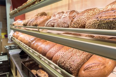 Das Brot steht im Mittelpunkt in der Nacht der offenen Backstube bei den Annaberger Backwaren am Freitagabend.