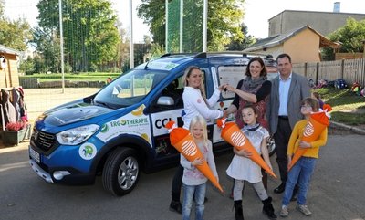 Claudia Bilz (links) von der Firma Logomedia übergibt die Autoschlüssel an Schulleiterin Anja Ziegler und Titus Gibbert.