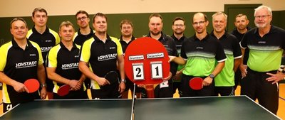 Thomas Tobschall, Heiko Bräuer, Rainer Tobschall, Jiri Rödling, Dominik Gräfling und Ringo Gläser vom TTV Grumbach sowie André Otto, Lars Bräuer, Stev Landrock, Ullrich Laukert, Julien Schreiter und Jochen Vießmann vom Geyersdorfer SV (v. l.) haben sich im Derby 8:8 getrennt.