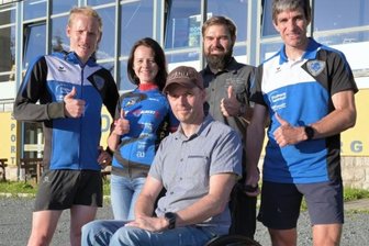 240 Kilometer in 48 Stunden für einen verunglückten Freund - Stephan Mende, Ines Schönfelder, Mirko Sauerbaum und Thomas Ungethüm (hinten v.l.) setzen sich für Alexander Gläntz (vorn) ein.