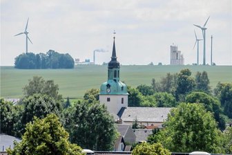 247-Meter-Windrad bei Wiederau: Investoren geben Zeitplan bekannt - Das Archivbild zeigt den Blick von Wiederau gen Diethensdorf. Auf dem Areal soll sich das Windrad drehen.