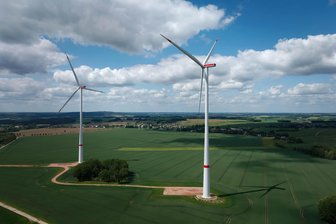 247-Meter-Windräder bei Wiederau: Was haben die Bürger davon? - Blick auf die neu gebauten Windräder bei Wiederau. Die rechte Anlage ging vor kurzem ans Netz.