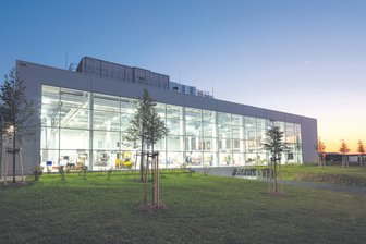 25 ausgewählte Traumfabriken: Dieses Unternehmen aus dem Vogtland ist dabei - Die VST Vogtland Schleiftechnik mit ihrer imposanten Glasfassade.