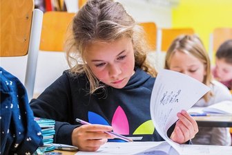 25. Clemens-Winkler-Wettbewerb: Auer Gymnasiasten stellen Grundschülern knifflige Aufgaben - Am 25. Clemens-Winkler-Wettbewerb im Auer Gymnasium hat auch Hanna Schlesiger von der Pestalozzi-Grundschule Aue teilgenommen. Sie startete im Fach Englisch. 