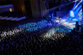 25. Dark-Storm-Festival: Wenn sich die Schwarze Szene zu Weihnachten trifft - Voller Saal beim Auftritt der Band Hocico aus Mexiko.