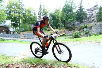 25. Greifenstein-Bike-Marathon: Ein Jubiläum mit Autogramm und Felsdurchfahrt - Auch Masters-Sieger Jonas Hummel (SV IKA Chemnitz) genoss den Streckenabschnitt direkt an den Greifensteinen.