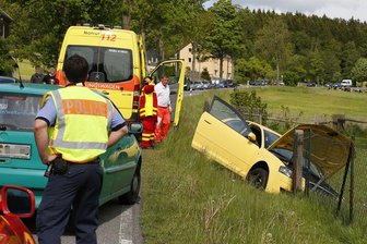 25-Jährige von eigenem Auto überrollt und eingeklemmt -