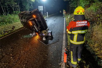 25-Jähriger verunglückt mit dem Auto in Schönbrunn - Der Audi hatte sich überschlagen und blieb auf der Seite liegen.