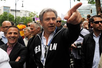 25 Jahre "Das ist auch gut so": Wie Wowereits Satz nachwirkt - Das Coming-out von Klaus Wowereit auf großer Bühne vor 25 Jahren änderte viel in der Wahrnehmung von Homosexuellen. Anfeindungen und Übergriffe gibt es aber weiterhin. (Archivbild)