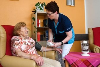 25 Jahre Dienst für Senioren - Edda Penzel, Bewohnerin des Pflegeheimes im Kreuzstift (links) wird von Pflegerin Annett Kästner medizinisch betreut. Ein nettes Gespräch gehört aber auf jeden Fall dazu. 