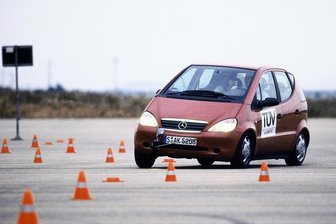Nachdem schwedische Tester der Mercedes-Benz AG mit einem Routinemanöver einen heftigen Schlag versetzt hatten, wurde vor den Toren Stuttgarts das Experiment an der A-Klasse mit ähnlichem Ergebnis wiederholt. Die spektakulären Bilder vom Benz auf zwei Rädern sind heute jedoch aus Pressefotodatenbanken weitgehend verschwunden.
