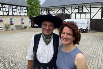 25 Jahre Firmenchef in Heinsdorf: Was ein Zimmerermeister vom Berufsnachwuchs erwartet - Auf dem Hof der Zimmerei in Oberheinsdorf. Torsten Hofmann mit seiner Frau Annett, das Paar hat drei erwachsene Söhne.