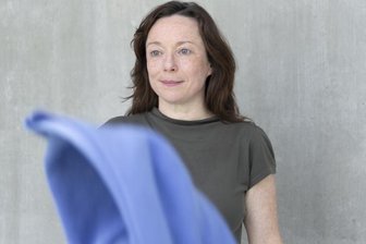 25 Jahre Galerie für Zeitgenössische Kunst in Leipzig: Interview mit Direktorin Franciska Zólyom - Franciska Zólyom, Direktorin der Galerie für Zeitgenössische Kunst in Leipzig, in künstlerischer Aufnahme mit fliegendem Tuch. Könnte bedeuten: Alles ist im Fluss.