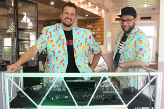 25 Jahre Gemeinde Callenberg: Zur Party kommt Stereoact - Das DJ-Duo „Stereoact“, bestehend aus Rico Einenkel (l.) und Sebastian Seidel, legt am Freitagabend zur 25-Jahr-Feier in Callenberg auf.
