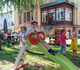 25 Jahre im Dienst der Menschen - In der "Villa Carola", einem denkmalgeschützten Gebäude an der Bahnhofstraße, ist nicht nur eine Tagespflege untergebracht, sondern auch ein Kindergarten. Durch das gelebte Miteinander und das Aufeinandertreffen sollen Jung wie Alt gleichermaßen profitieren. Das generationenübergreifende Konzept sieht unter anderem gemeinsame Aktivitäten vor. So wird beispielsweise zusammen gebacken. Bei Sonnenschein kann es zudem gut sein, dass die Mädchen und Jungen auf dem Spielplatz toben, während die Gäste der Tagespflege in Sichtweite gemütlich miteinander reden.