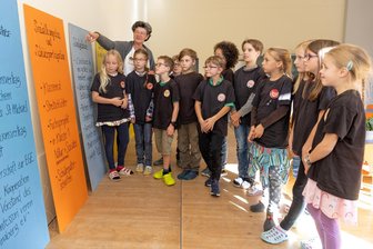 25 Jahre Montessori-Schule: eine Erfolgsgeschichte in Annaberg-Buchholz - Schulleiterin Anja Hartmann steckt mit den Klassenvertretern in den finalen Vorbereitungen für die Jubiläumsfeier.