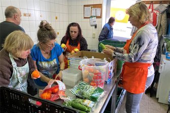 25 Jahre Reichenbacher Tafel: „Leider sind wir nötiger denn je“ - Auch zum 25-Jährigen im Stress. In der Sortiererei der Reichenbacher Tafel war auch zum runden Jubiläum am Freitag straffes Arbeiten angesagt - wie jeden Tafeltag seit dem 19. März 1999. Am Nachmittag aber feierten die aktuell 40 Tafel-Mitarbeiter mit etwa 30 auf Häppchen und Gläschen eingeladenen Ehemaligen in geschlossener Runde.