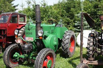 25 Jahre Schleppertreffen in Lauterbach: Oldtimer-Traktoren rollen wieder durchs Dorf - Dieser Ursus zog bereits 2025 viele Blicke auf sich: ein polnischer Lanz-Nachbau.