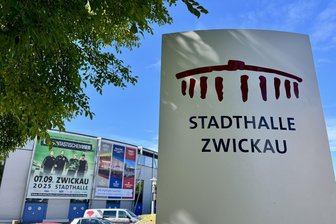 25 Jahre Stadthalle Zwickau: Auf das Jubiläumskonzert mit den „Fanta 4“ folgt die Umbenennung - „Stadthalle Zwickau“ – der Schriftzug hat bald ausgedient. Aus der Stadthalle wird nach 25 Jahren die „Sparkassen-Arena Zwickau“ Die Umbenennung erfolgt am 8. September.