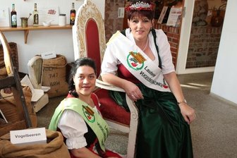 Lauterer Vugelbeer-Kaiserin Constance Brosell (vorn) und -Königin Heike Siegel