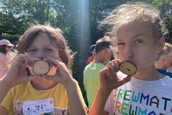 25 Mädchen und Jungen aus Elterlein gehen in Affalter auf Entdeckertour - Amelie und Fia überprüfen die Wasserdurchlässigkeit von Baumscheiben.