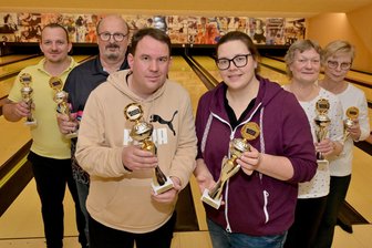 25. Neujahrs-Bowling von „Freie Presse“: Mutterglück beflügelt die Siegerin - Matthias Scheuermann, Volker Stenzel, die Sieger Robin Seidler und Mandy Bley-Maurer sowie Ulrike Schubert und Petra Trutnau (v. l.) waren die Besten beim 25. Neujahrs-Bowling von "Freie Presse" in Schwarzenberg.