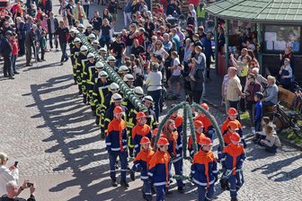 25. Radlerfrühling: Volksfeststimmung in Remse und Waldenburg - Traditioneller Start war in Remse, wo die Feuerwehr mit dem Maibaum um die Ecke kam.