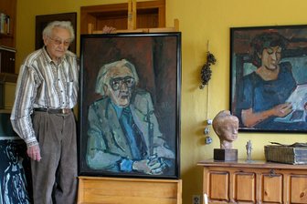 25. Todestag von Werner Legère: Was ist vom Autor des Buches „Ich war in Timbuktu“ geblieben? - Der 2007 verstorbene Maler und Grafiker Heinz Tetzner in seinem Atelier in Gersdorf mit einem Porträt von Werner Legere. Das Ölbild hängt heute im Rathaus Hohenstein-Ernstthal.