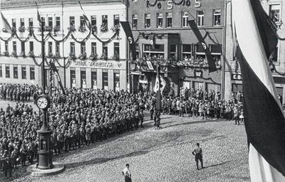 Aufmarsch der Nationalsozialisten auf dem Reichenbacher Markt 1933. Die Aufnahme bewahrt das Neuberin-Museum auf. 